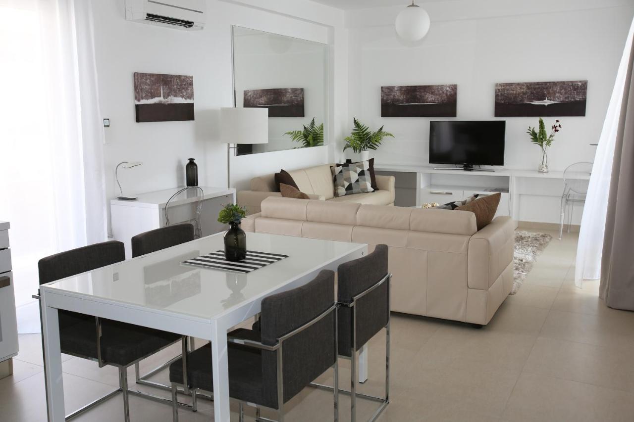 White Luxury Apartment *