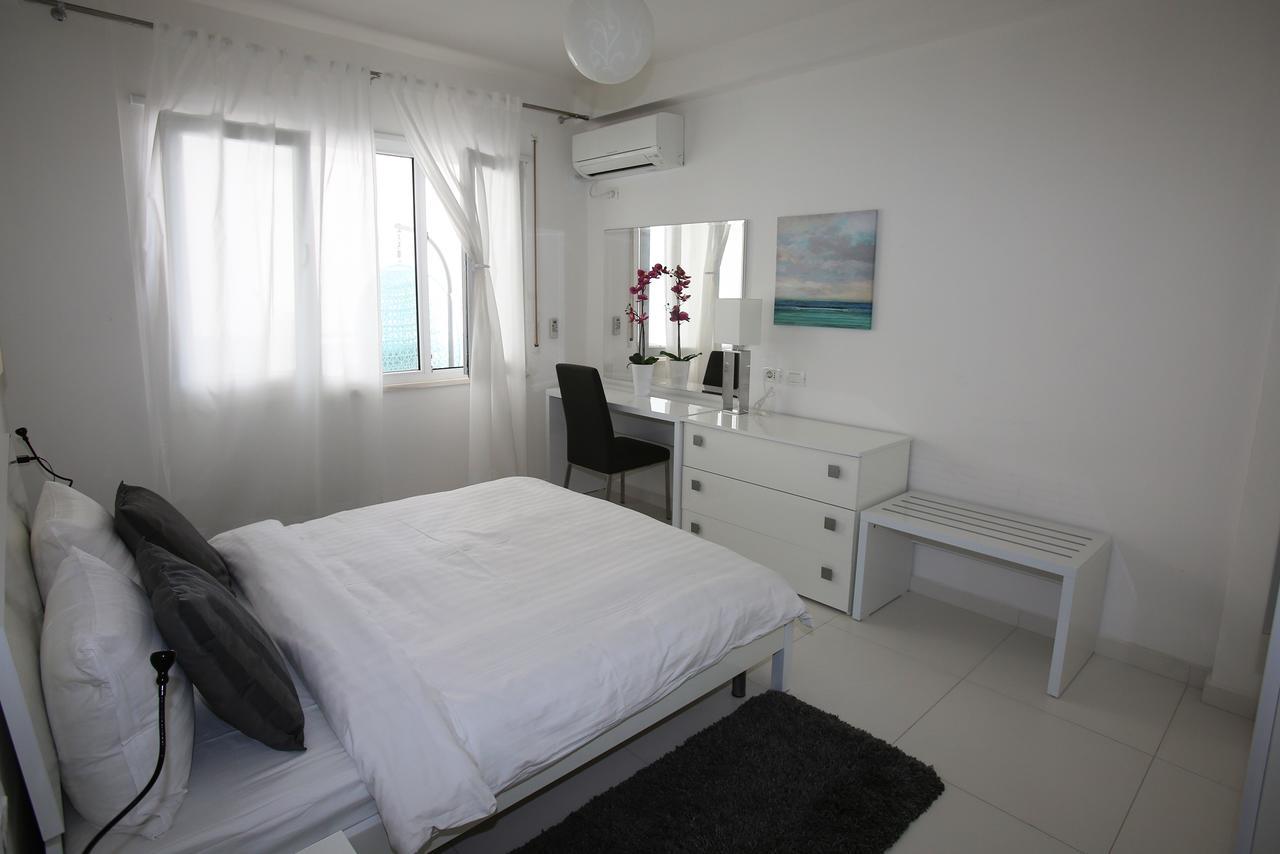 White Luxury Apartment *